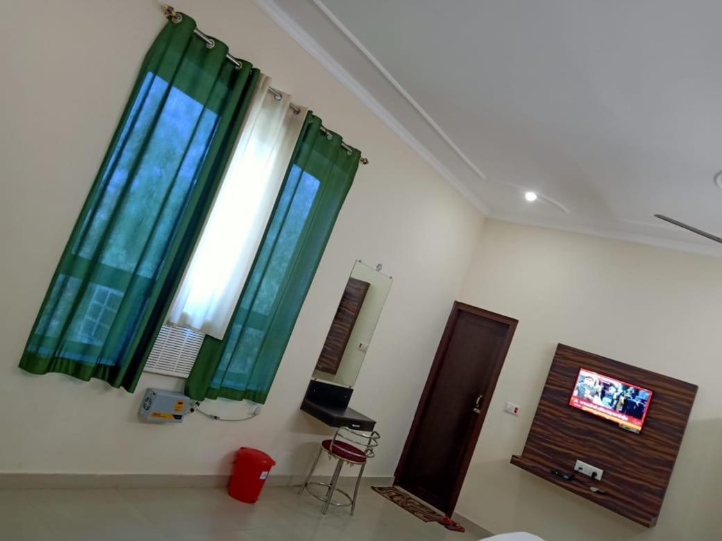 Hotel The Ideal Kushinagar Exterior foto